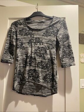 Suzy Shier Black & Gray Floral Scoop Neck Long Sleeve Top